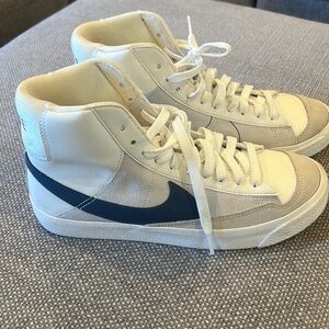 Nike Blazers mid ’77 se Size 6 1/2 youth